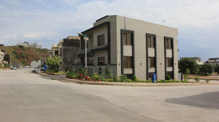 Boulevard 10 Marla Plot for Sale in Sector L Phase 8