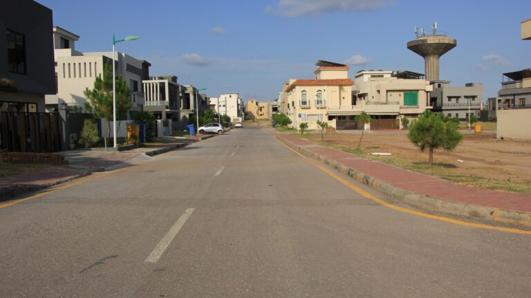 Secure Investment: Overseas Enclave Sector 7 Bahria Town Phase 8 10 Marla Plot for Sale