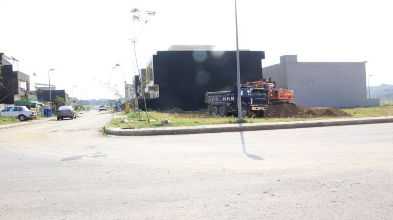 Main Boulevard Approach: Boulevard 10 Marla Plot for Sale in Bahria Town Phase 8