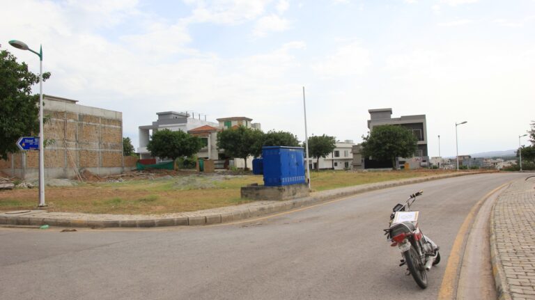 All Paid Residential Plot: All Paid 10 Marla Plot for Sale in Bahria Town Phase 8